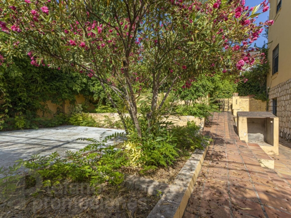 EXCLUSIVO PALACETE SEÑORIAL A SOLO 350 METROS DEL MAR EN EL LIMONAR: UNA PIEZA ARQUITECTÓNICA ÚNICA DE 330 M² CON ALTOS TECHOS REF:65144