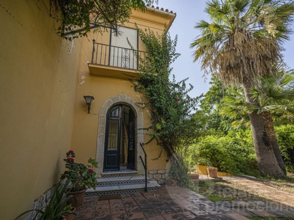 EXCLUSIVO PALACETE SEÑORIAL A SOLO 350 METROS DEL MAR EN EL LIMONAR: UNA PIEZA ARQUITECTÓNICA ÚNICA DE 330 M² CON ALTOS TECHOS REF:65144