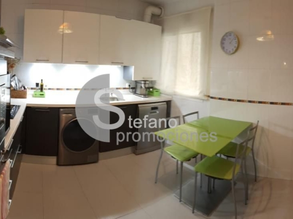 ¡VIVIENDA DE ESQUINA CON ORIENTACIÓN SUR, VISTAS PANORÁMICAS AL MAR Y A LA MONTAÑA EN LA ZONA CON MAYOR PROYECCIÓN Y REVALORIZACIÓN DE MÁLAGA! REF:65148