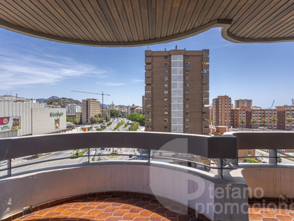 EXCLUSIVA Y SEÑORIAL VIVIENDA EN UNA DE LAS MEJORES UBICACIONES DE MÁLAGA, CON AMPLIAS Y DESPEJADAS VISTAS AL CENTRO HIRTORICO DE LA CIUDAD REF:65158