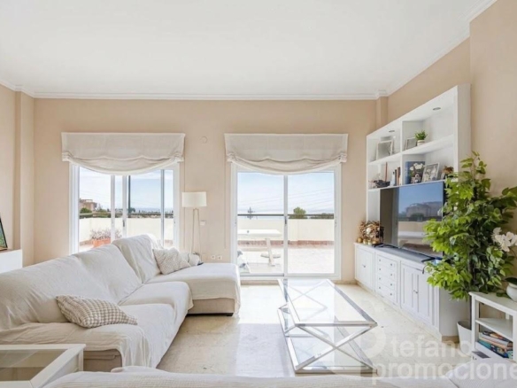 EXCLUSIVO Y ELEGANTE  CHALET  CON GRAN INDEPENDENCIA, JUNTO COLEGIO YAGO SCHOOL MÁLAGA Y CERCA BRITISH SCHOOL, TECHOS MUY ALTOS, CON VISTAS AL MAR REF:65189