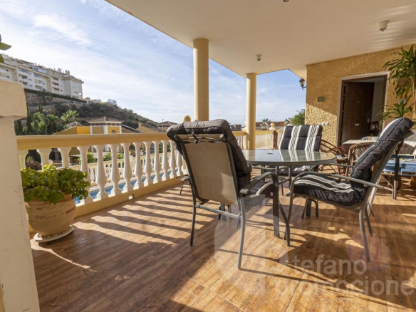 EXCLUSIVA VILLA EN CALA DEL MORAL (MÁLAGA ESTE), UN VERDADERO OASIS DE PRIVACIDAD Y CONFORT CON 324 M² CONSTRUIDOS REF:65241