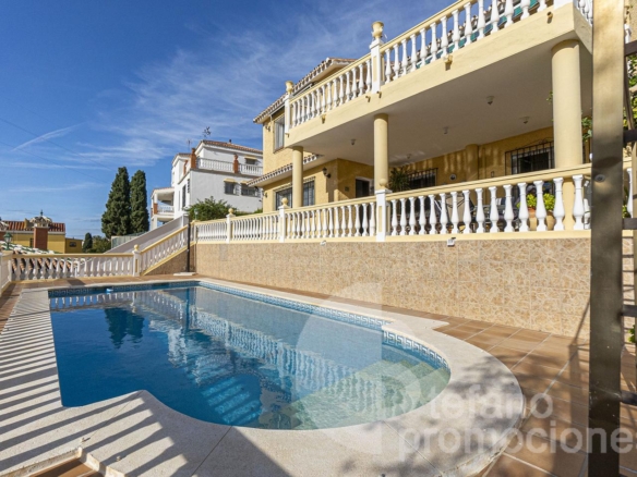 EXCLUSIVA VILLA EN CALA DEL MORAL (MÁLAGA ESTE), UN VERDADERO OASIS DE PRIVACIDAD Y CONFORT CON 324 M² CONSTRUIDOS REF:65241