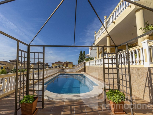 EXCLUSIVA VILLA EN CALA DEL MORAL (MÁLAGA ESTE), UN VERDADERO OASIS DE PRIVACIDAD Y CONFORT CON 324 M² CONSTRUIDOS REF:65241