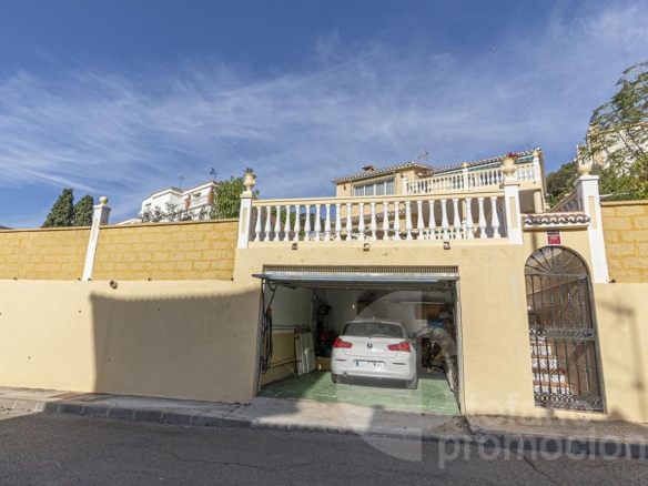 EXCLUSIVA VILLA EN CALA DEL MORAL (MÁLAGA ESTE), UN VERDADERO OASIS DE PRIVACIDAD Y CONFORT CON 324 M² CONSTRUIDOS REF:65241