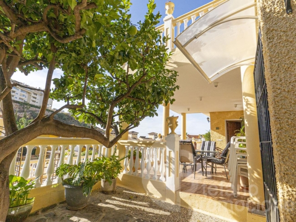 EXCLUSIVA VILLA EN CALA DEL MORAL (MÁLAGA ESTE), UN VERDADERO OASIS DE PRIVACIDAD Y CONFORT CON 324 M² CONSTRUIDOS REF:65241