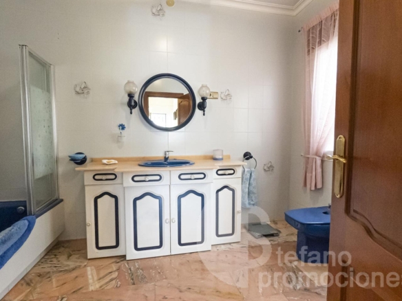 EXCLUSIVA VILLA EN CALA DEL MORAL (MÁLAGA ESTE), UN VERDADERO OASIS DE PRIVACIDAD Y CONFORT CON 324 M² CONSTRUIDOS REF:65241