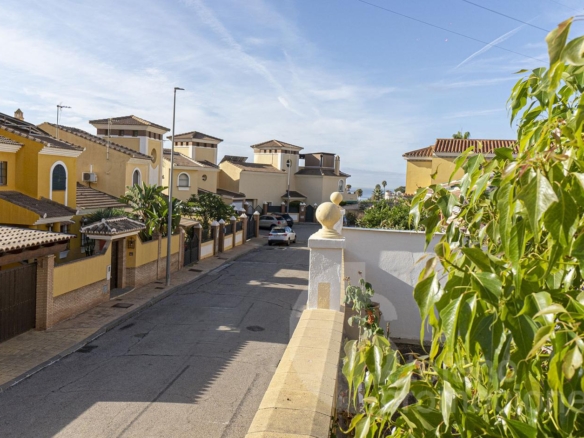 EXCLUSIVA VILLA EN CALA DEL MORAL (MÁLAGA ESTE), UN VERDADERO OASIS DE PRIVACIDAD Y CONFORT CON 324 M² CONSTRUIDOS REF:65241