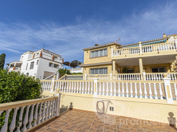 EXCLUSIVA VILLA EN CALA DEL MORAL (MÁLAGA ESTE), UN VERDADERO OASIS DE PRIVACIDAD Y CONFORT CON 324 M² CONSTRUIDOS REF:65241