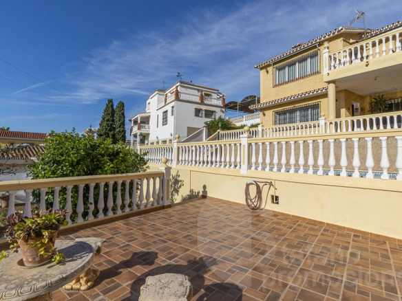 EXCLUSIVA VILLA EN CALA DEL MORAL (MÁLAGA ESTE), UN VERDADERO OASIS DE PRIVACIDAD Y CONFORT CON 324 M² CONSTRUIDOS REF:65241