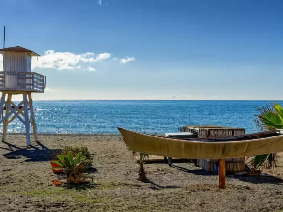 EXCLUSIVA VILLA EN CALA DEL MORAL (MÁLAGA ESTE), UN VERDADERO OASIS DE PRIVACIDAD Y CONFORT CON 324 M² CONSTRUIDOS REF:65241