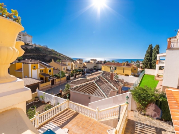EXCLUSIVA VILLA EN CALA DEL MORAL (MÁLAGA ESTE), UN VERDADERO OASIS DE PRIVACIDAD Y CONFORT CON 324 M² CONSTRUIDOS REF:65241