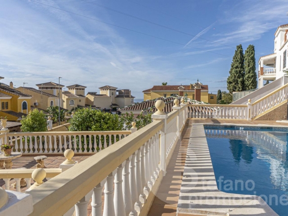 EXCLUSIVA VILLA EN CALA DEL MORAL (MÁLAGA ESTE), UN VERDADERO OASIS DE PRIVACIDAD Y CONFORT CON 324 M² CONSTRUIDOS REF:65241